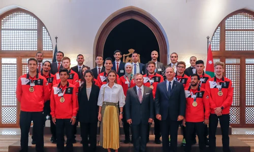 Le roi Abdallah de Jordanie et la reine Rania félicitent les athlètes jordaniens qui ont remporté des médailles lors des Jeux Asiatiques jpeg