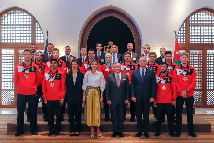 Le roi Abdallah de Jordanie et la reine Rania félicitent les athlètes jordaniens qui ont remporté des médailles lors des Jeux Asiatiques jpeg