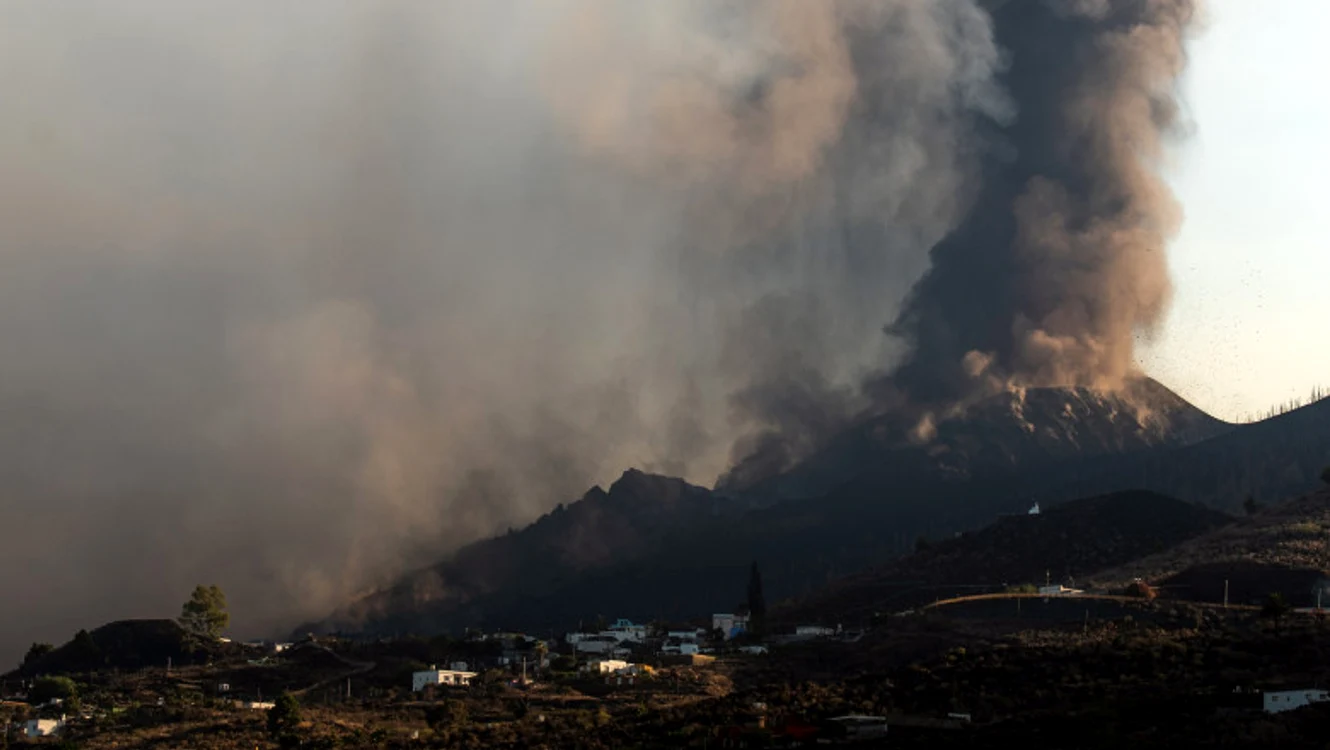 
    Norul de poluare, generat de vulcanul din La Palma, ajunge în România Foto: Profimedia   