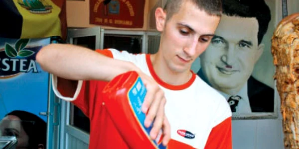 Ceauşescu vinde shaorma în Vama Veche
