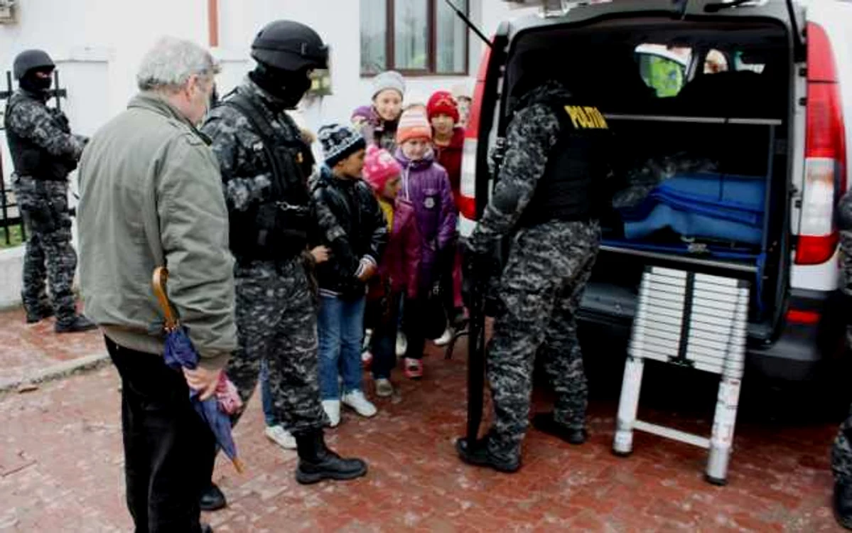 Luptătorii S.A.S au descris copiilor echipamentele utilizate de către aceştia în acţiuni