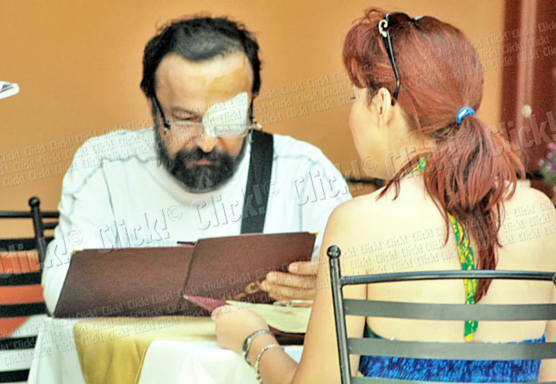 Gyuri şi-a pus ochelarii de vedere  ca să poată citi din meniu