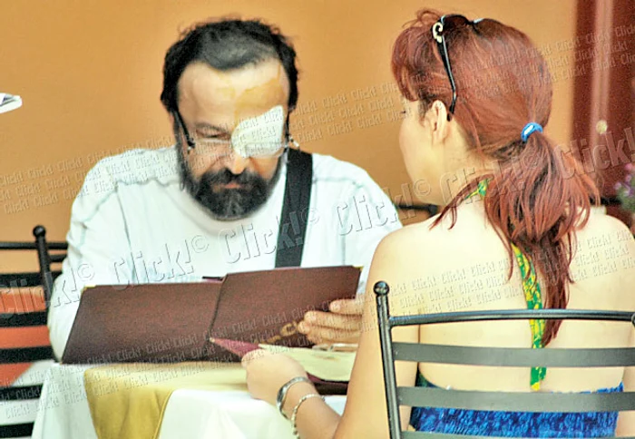 Gyuri şi-a pus ochelarii de vedere ca să poată citi din meniu