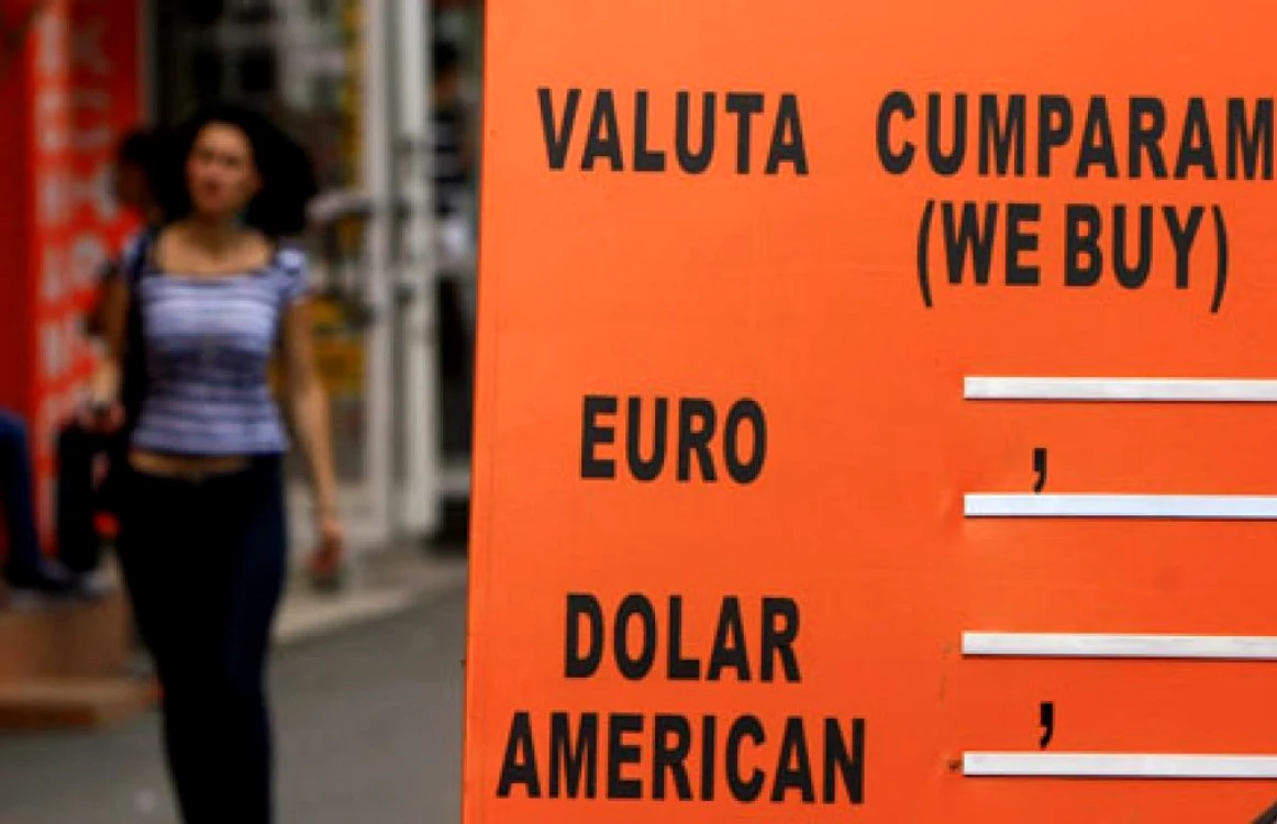 Incertitudinile politice au menţinut leul pe o tendinţă de depreciere în raport cu euro