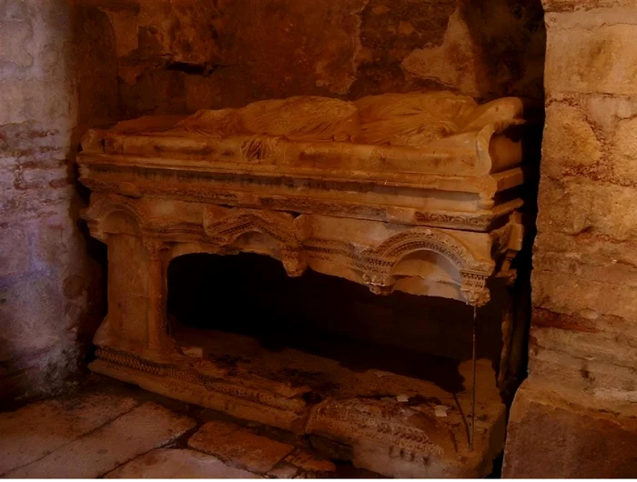 Sarcofagul în Biserica Sfântul Nicolae din Demre Antalya în Turcia Credit Sjoehes CC BY SA 3 0 arch