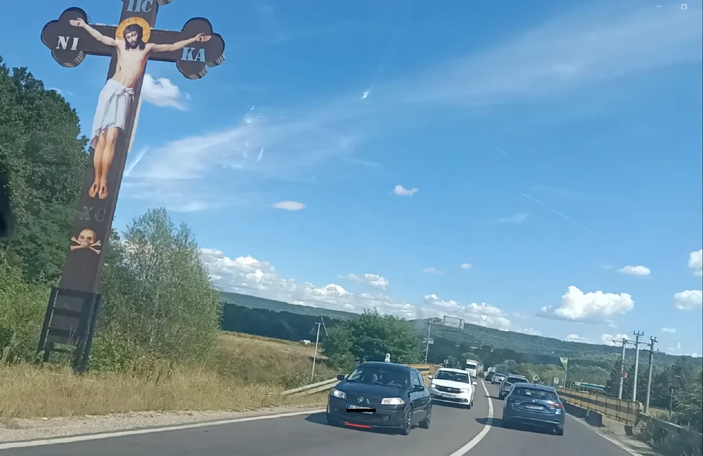 Misterul crucilor uriașe de pe șosele. Legislația le interzice din 2016. Cine ar fi „binefăcătorul anonim“ FOTO VIDEO