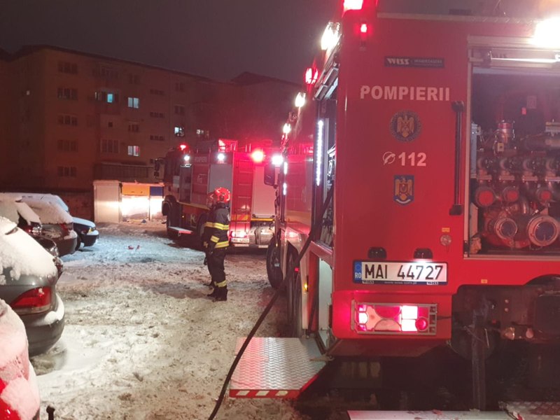 Explozie urmată de incendiu într-un bloc din Zalău. A fost activat Planul Roșu de Intervenție 