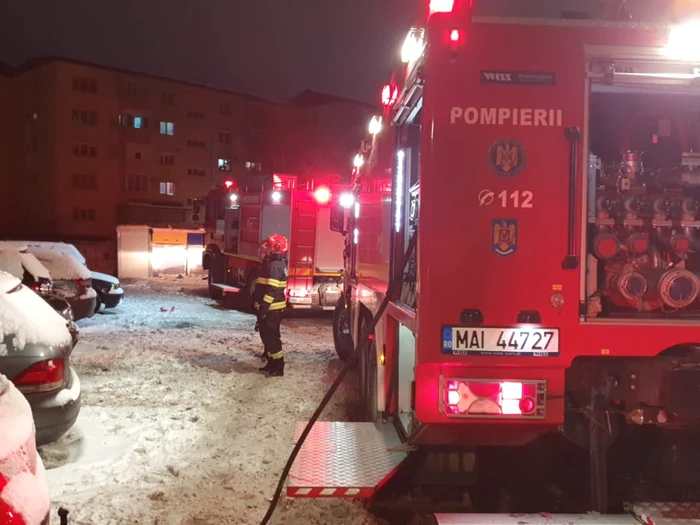 Explozie urmată de incendiu într-un bloc din Zalău. A fost activat Planul Roșu de Intervenție