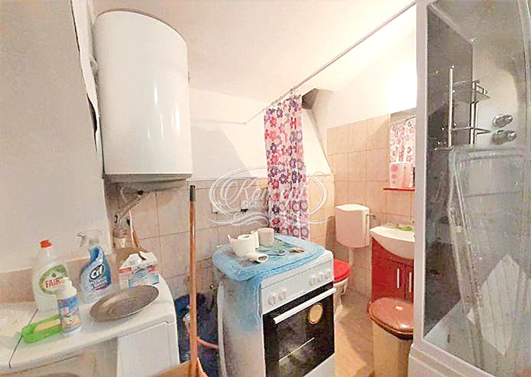 De râsu’-plânsu’: locuință  în care gătești alături  de vasul de WC. Foto: Agenție imobiliară