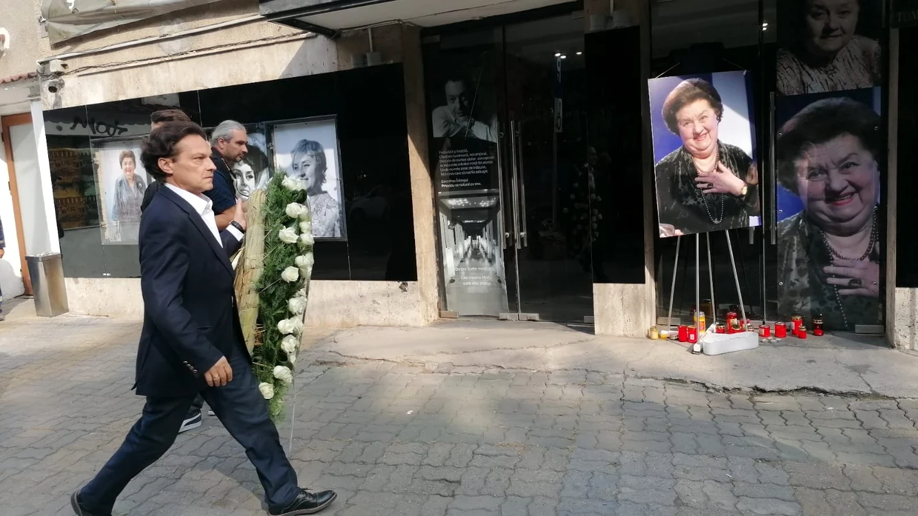 George Ivașcu a adus o coroană cu trandafiri albi din partea lui și a colegilor de la Teatrul Metropolis