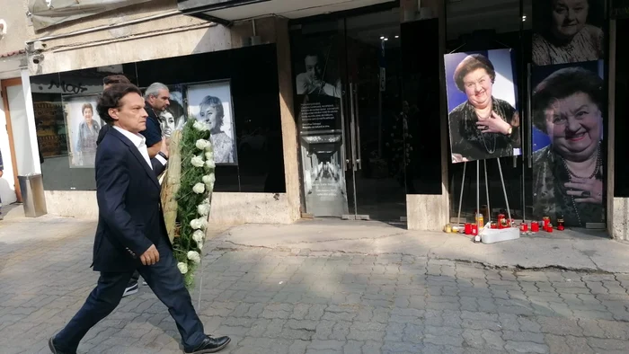 George Ivașcu a adus o coroană cu trandafiri albi din partea lui și a colegilor de la Teatrul Metropolis