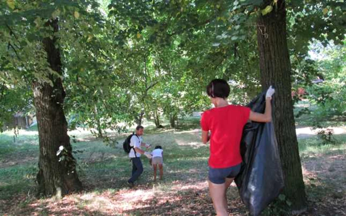 Voluntarii strâng gunoiul din parc şi din zona celor două ştranduri din Ocnele Mari