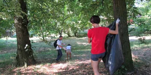 voluntari din Italia strâng gunoiul în Ocnele Mari