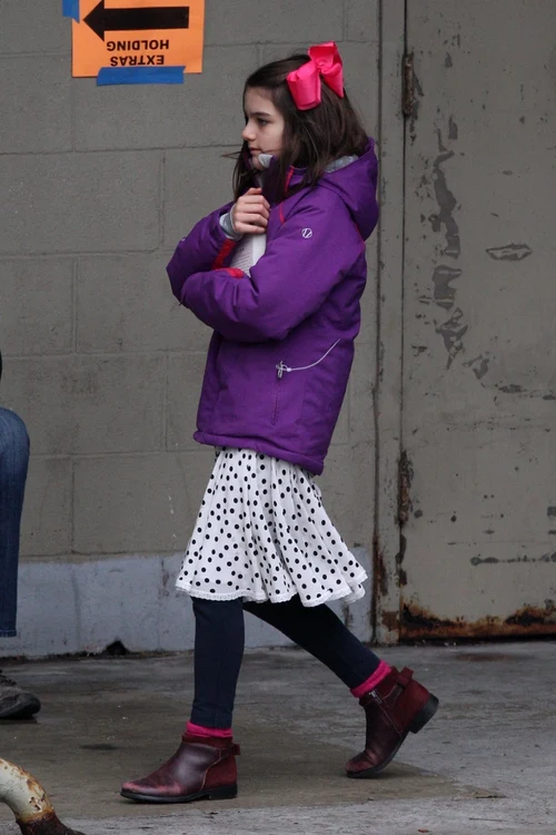 *EXCLUSIVE* Katie Holmes and Suri walk onto the set of an Untitled FBI/FOX TV show jpeg