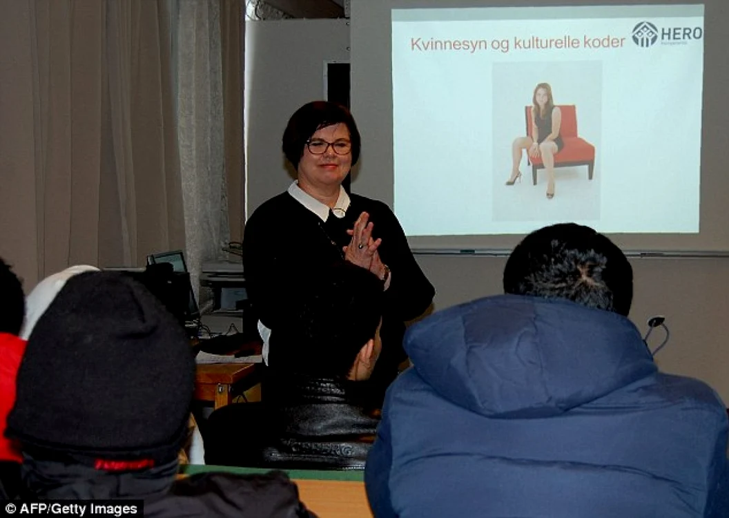 După atacurile sexuale care au avut loc în Köln, Germania, norvegienii au organzat clase de educaţie sexuală pentru migranţii arabi şi africani, pentru a le explica faptul că vestimentaţia sumară sau comportamentul mai îndrăzneţ al europencelor nu înseamnă că acestea vor să întreţină relaţii sexuale. FOTO Daily Mail