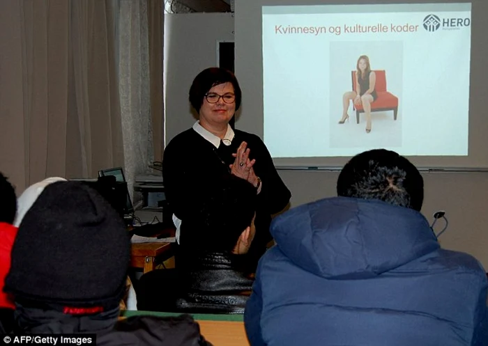 După atacurile sexuale care au avut loc în Köln, Germania, norvegienii au organzat clase de educaţie sexuală pentru migranţii arabi şi africani, pentru a le explica faptul că vestimentaţia sumară sau comportamentul mai îndrăzneţ al europencelor nu înseamnă că acestea vor să întreţină relaţii sexuale. FOTO Daily Mail