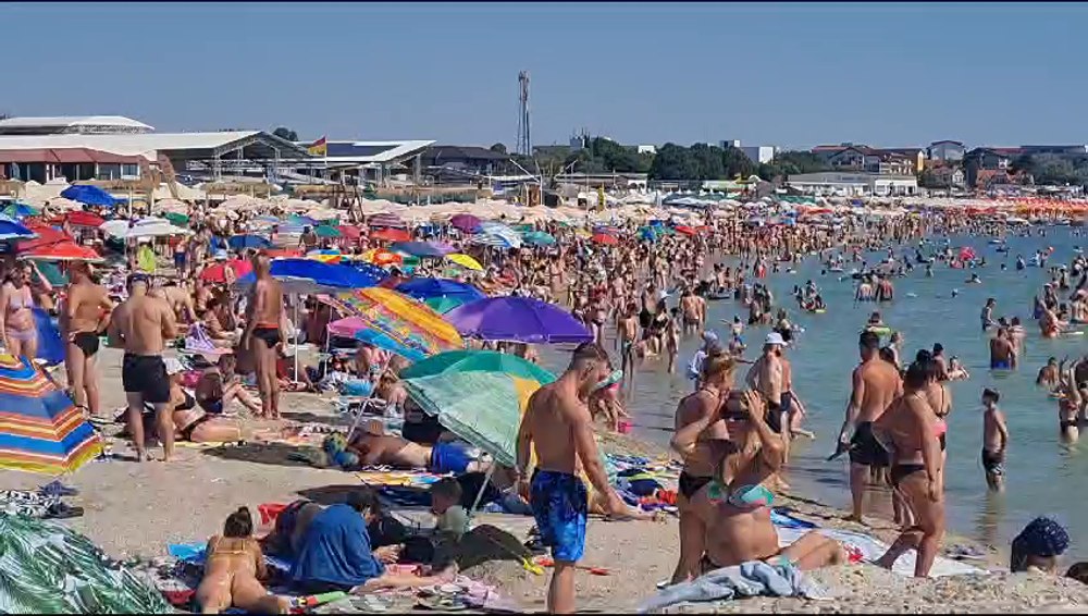 România „s-a mutat” la mare: puhoi de lume pe litoral. Cum arată plajele înțesate de turiști VIDEO