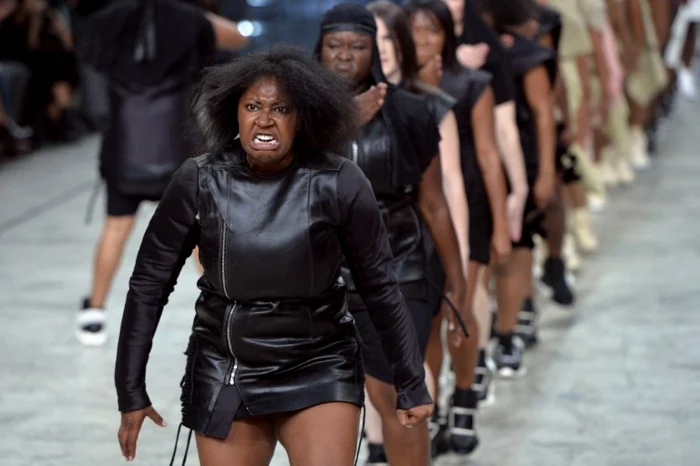 Echipa cooptată de creatorul Rick Owens a luat cu asalt podiumul parizian FOTOGRAFII AFP