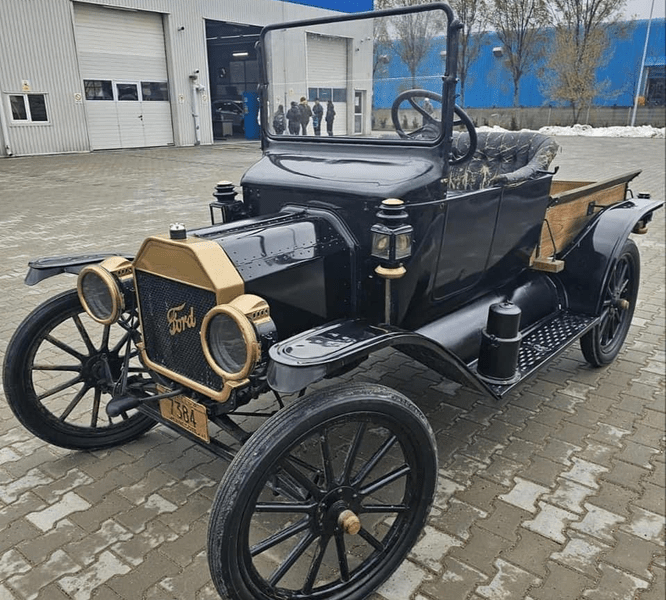 Maşină din 1914, adusă la RAR în Iaşi. Bijuteria auto a furat toate privirile şi i-a uimit pe angajaţi