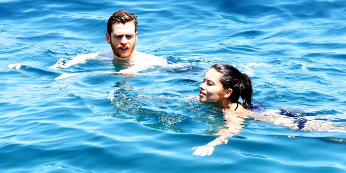 Nici în apă, scriitorul turc nu-și slăbește iubita din ochi