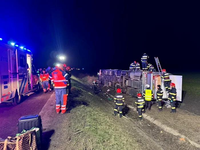 Autocarul s-a răsturnat. FOTO ISU Galați