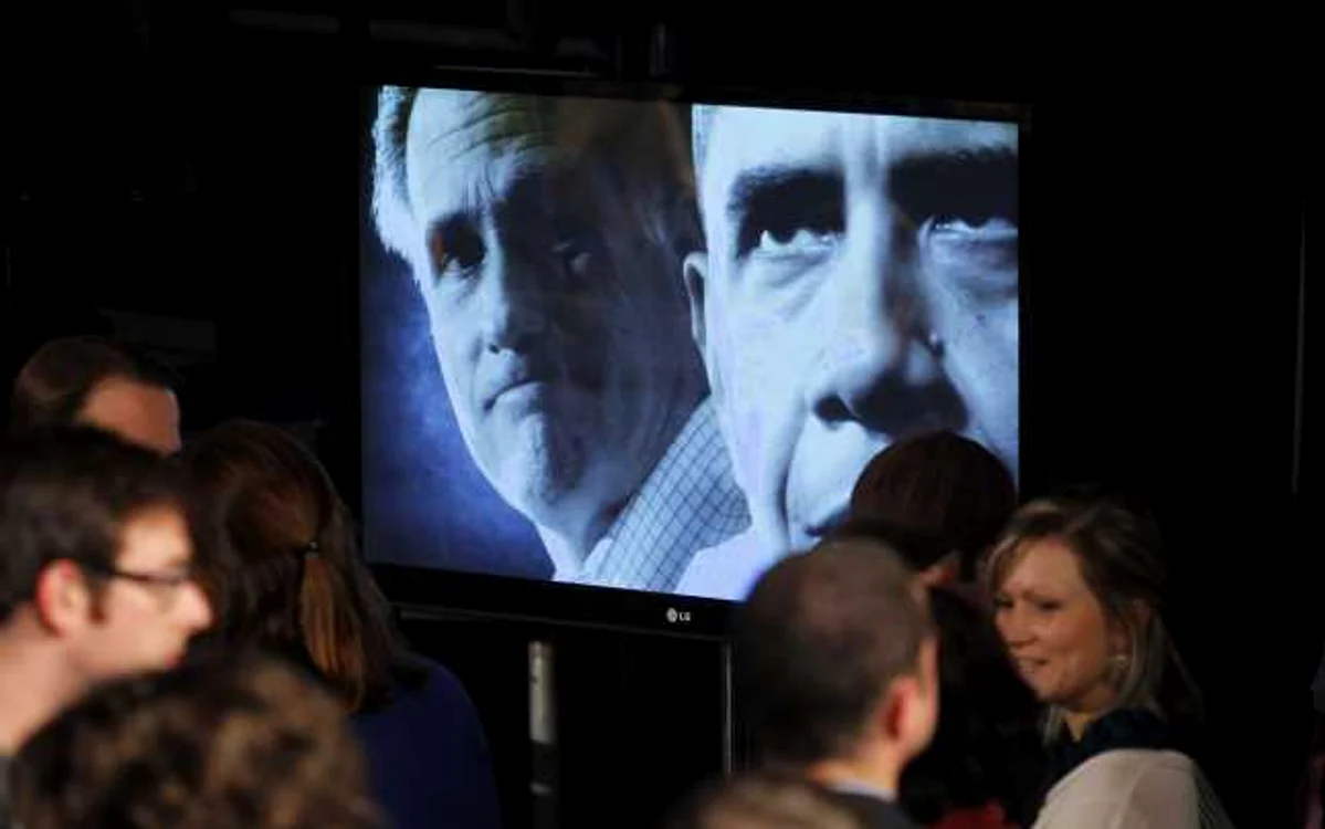 Mitt Romney (stânga) şi Barack Obama (dreapta), proiectaţi pe un ecran în cadrul unui eveniment electoral FOTO: Reuters