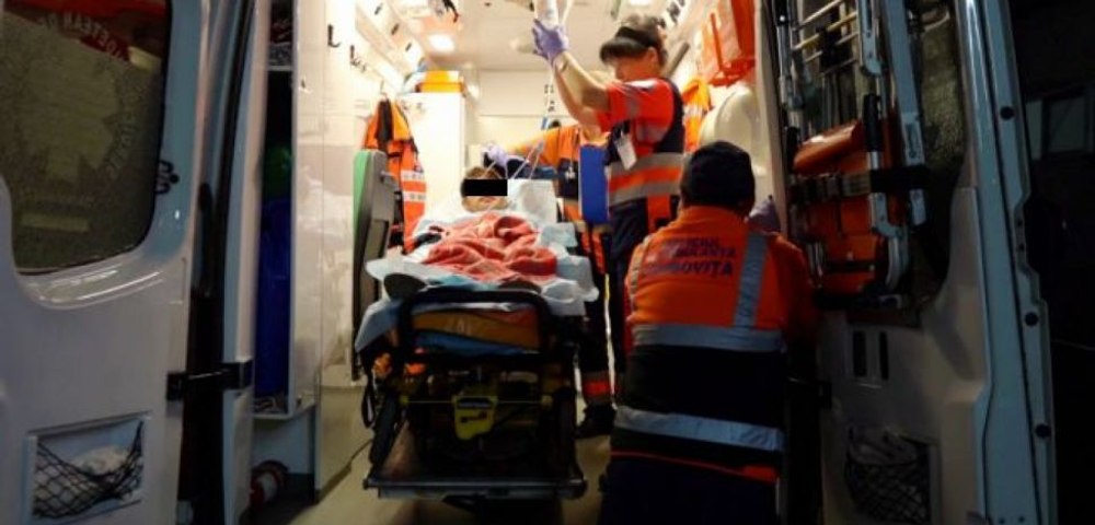 O femeie a scăpat cu viață după ce a căzut de la etajul al patrulea al unui bloc din Bârlad. Nu știe ce s-a întâmplat 