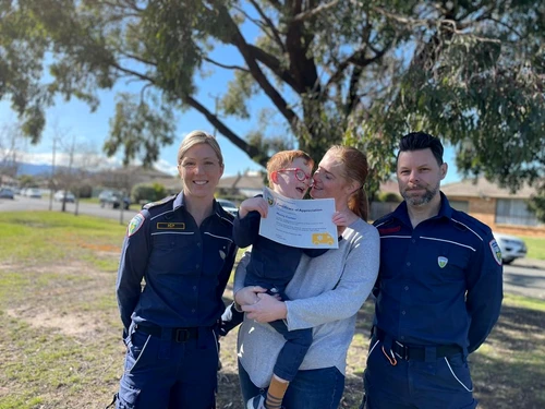 Un băieţel în vârstă de patru ani din Australia şi a salvat mama Foto: Facebook Ambulance Tasmania