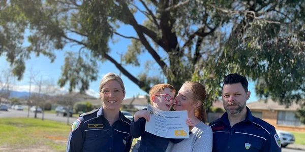 Un băieţel în vârstă de patru ani din Australia şi a salvat mama Foto: Facebook Ambulance Tasmania