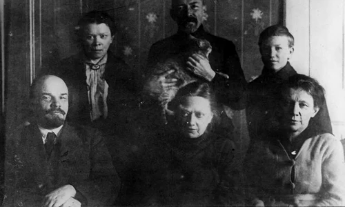 Vladimir Lenin și Nadejda Krupskaia (centru), în 1920 (© Wikimedia Commons)