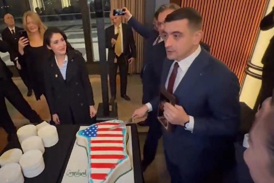 Simion, acuzat de „trădare a intereselor naționale”. O petiție online cere investigarea liderului AUR, după evenimentul tăierii torutului în forma Groenlandei