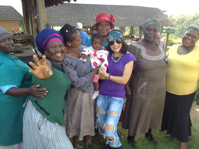 Oana Tache a fost prietenoasă cu localnicele, chiar dacă unele n-au privit-o cu ochi buni