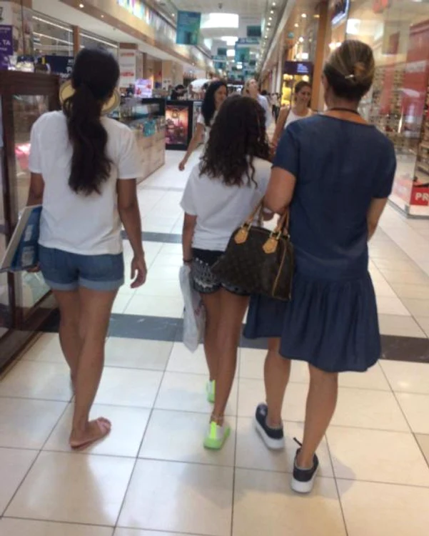 Sanda Ladoși a ieșit cu fetița ei și cu bona la mall