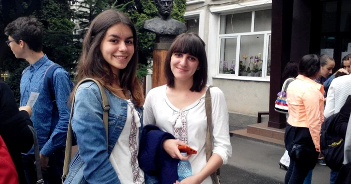 Fetele s-au imbracat in ie traditionala pentru examen Foto: Angela Sabau