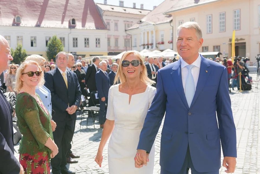 Klaus Iohannis a decorat liceul care i-a ținut postul 27 de ani. Este colegiul la care predă soția lui cu cel mai înalt grad
