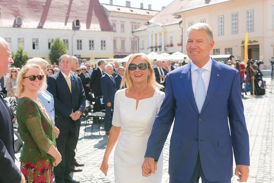 Iohannis a decorat liceul său și colegiul soției cu cel mai înalt grad FOTO Arhivă