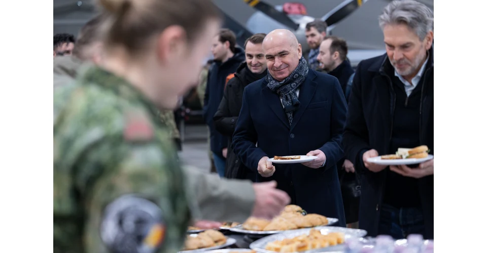 Ilie Bolojan și premierul Olandei au mâncat cu soldații NATO la popota de la Baza Câmpia Turzii