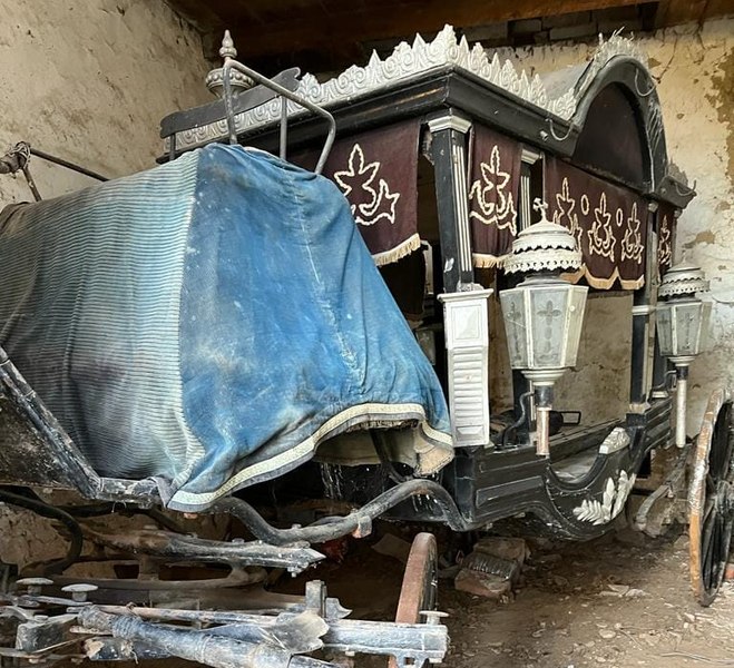 Cum arată caleașca mortuară veche de peste un secol, găsită în cimitirul catolic din Bulgăruș FOTO