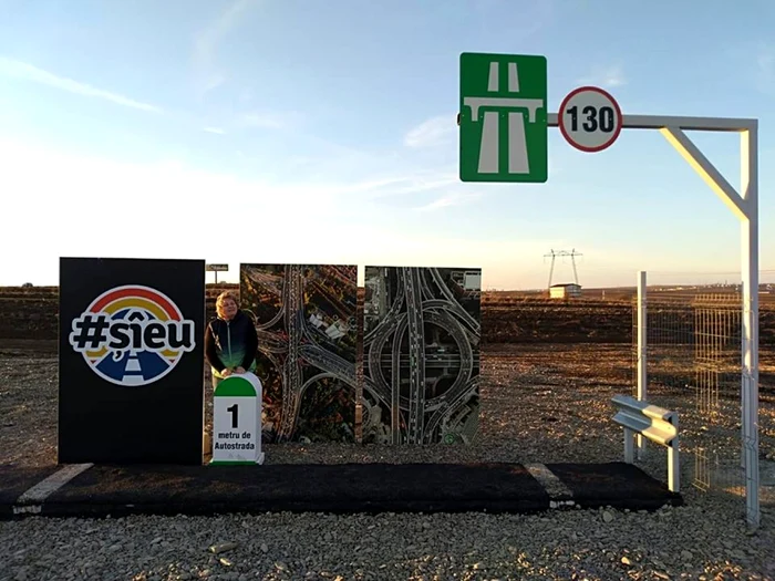 Autostrada de un metru construită de Ştefan Mandachi.  FOTO: Oana Şlemco