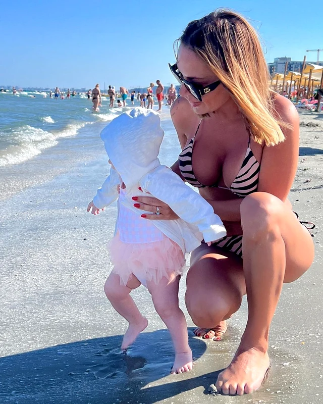 Andreea Antonescu, în vacanță alături de fiica ei Venice, în Mamaia / Foto: Instagram
