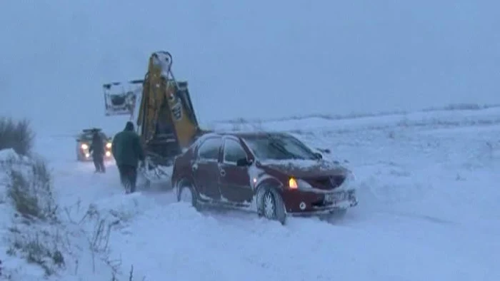 
    24 de persoane au fost scoase de pompieri din mașinile înzăpezite pe drumurile troienite  