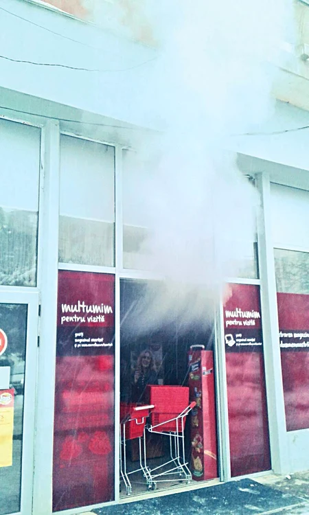 Fumul gros a ieşit chiar şi pe uşile unui magazin