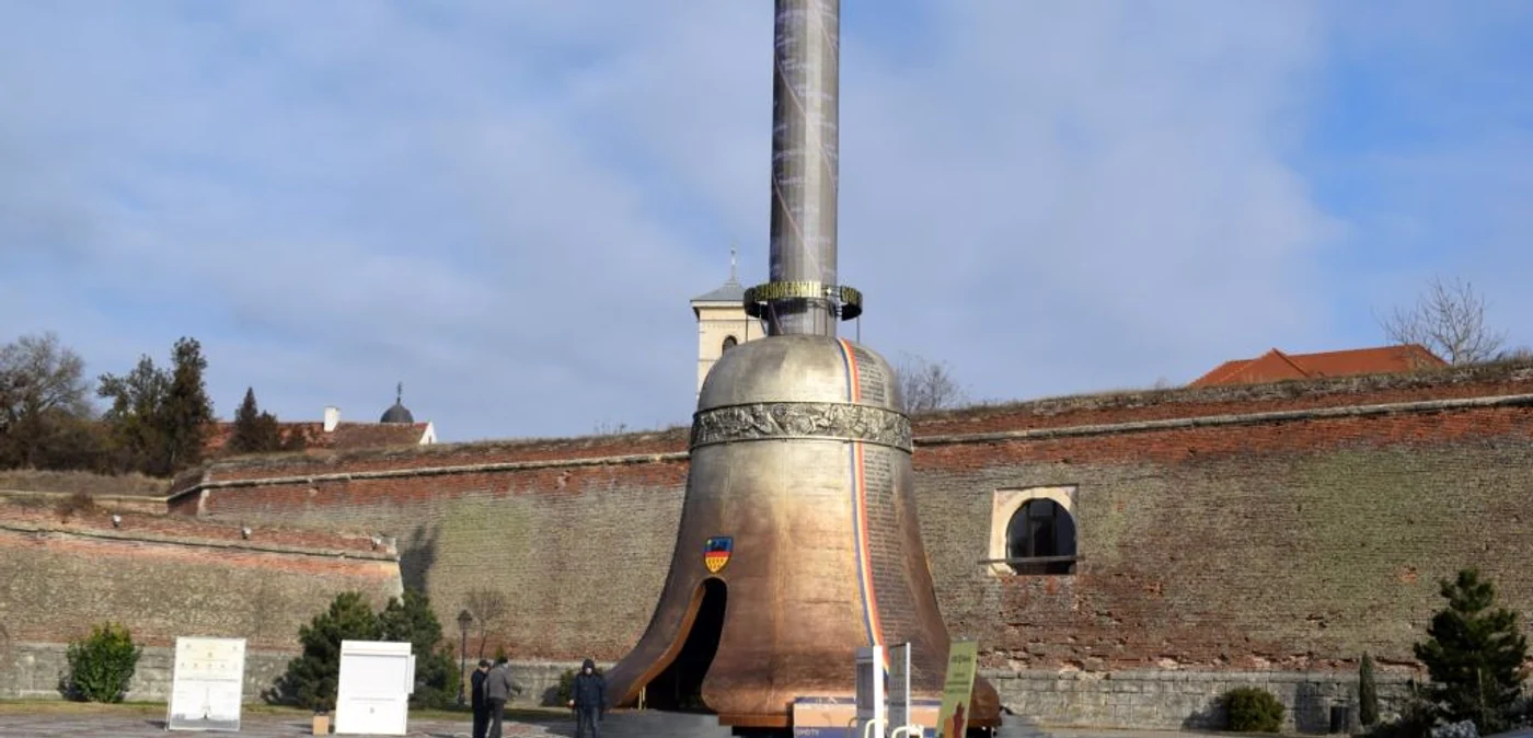 Monumentul uriaş sub formă de clopot inaugurat la Alba Iulia