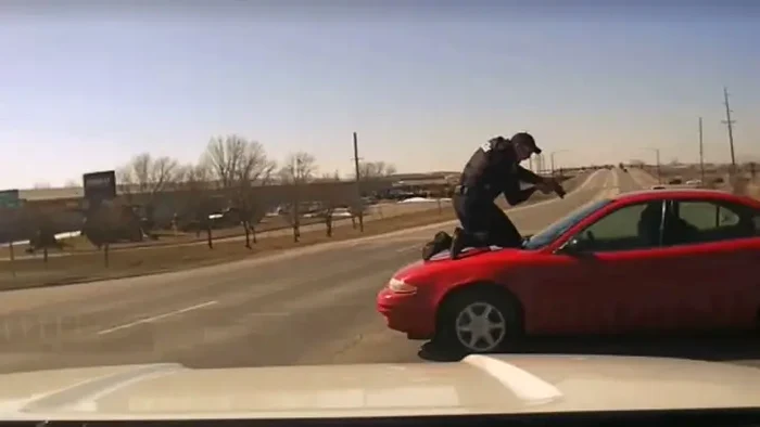 Polițistul a fost luat pe capotă FOTO: Carroll Police Department