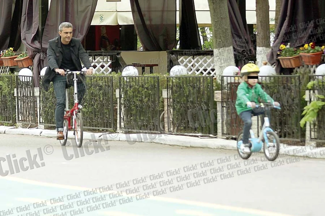 Robert Turcescu  merge frecvent acasă la  fosta iubită ca să-l  vadă pe Alex, băiatul  înfiat de Oana Sârbu (FOTOGRAFII: MIHAI IONESCU)
