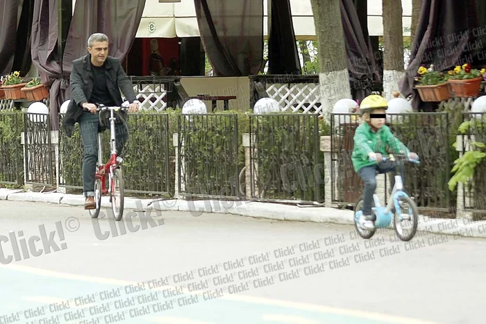 Robert Turcescu  merge frecvent acasă la  fosta iubită ca să-l  vadă pe Alex, băiatul  înfiat de Oana Sârbu (FOTOGRAFII: MIHAI IONESCU)