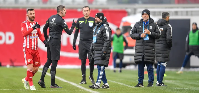 Arbitrul Chivulete a luat decizia curajoasă de a pune capăt partidei. Foto Alex Nicodim