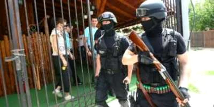 Mascaţi pleacă în misiune cu veste antiglonţ expirate 