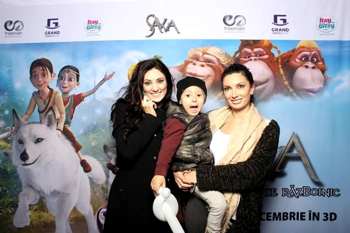 Claudia Pavel, alături de fiul ei Noah şi sora artistei, PaulaFoto: Arhiva personală