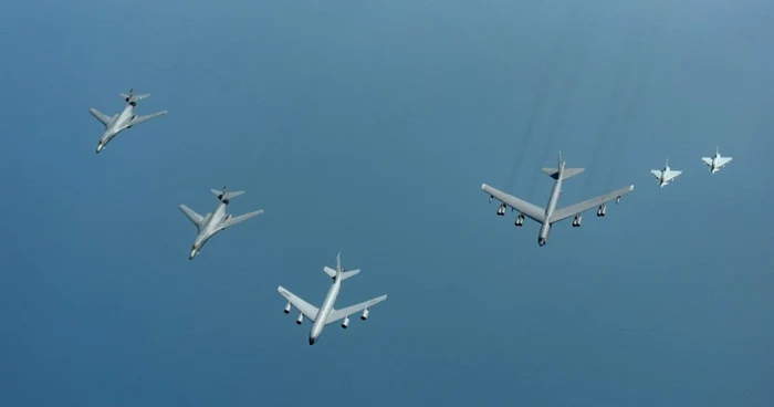 B-1B Lancer, în timpul unor exerciţii NATO/ Foto: EPA